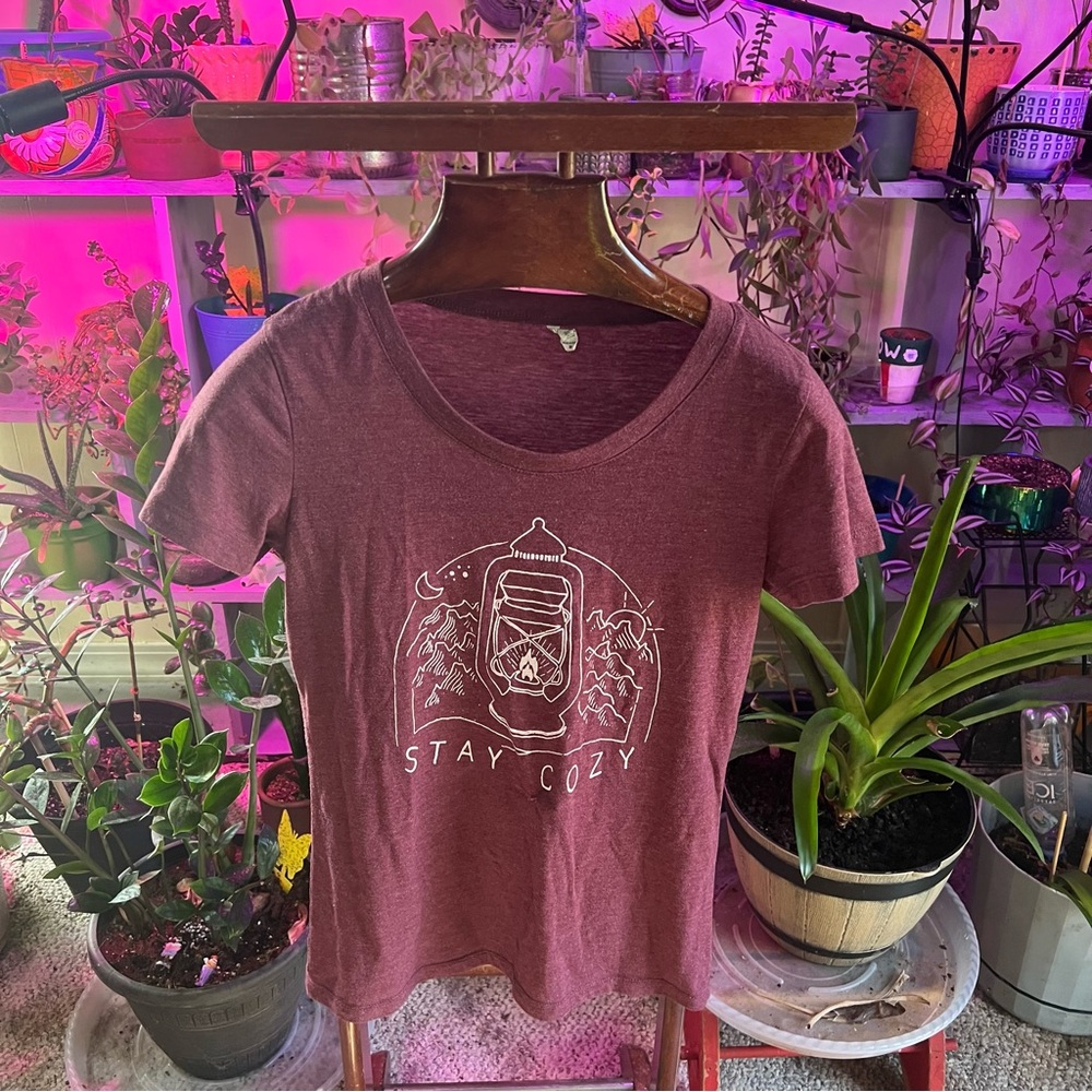 Stay cozy print tee